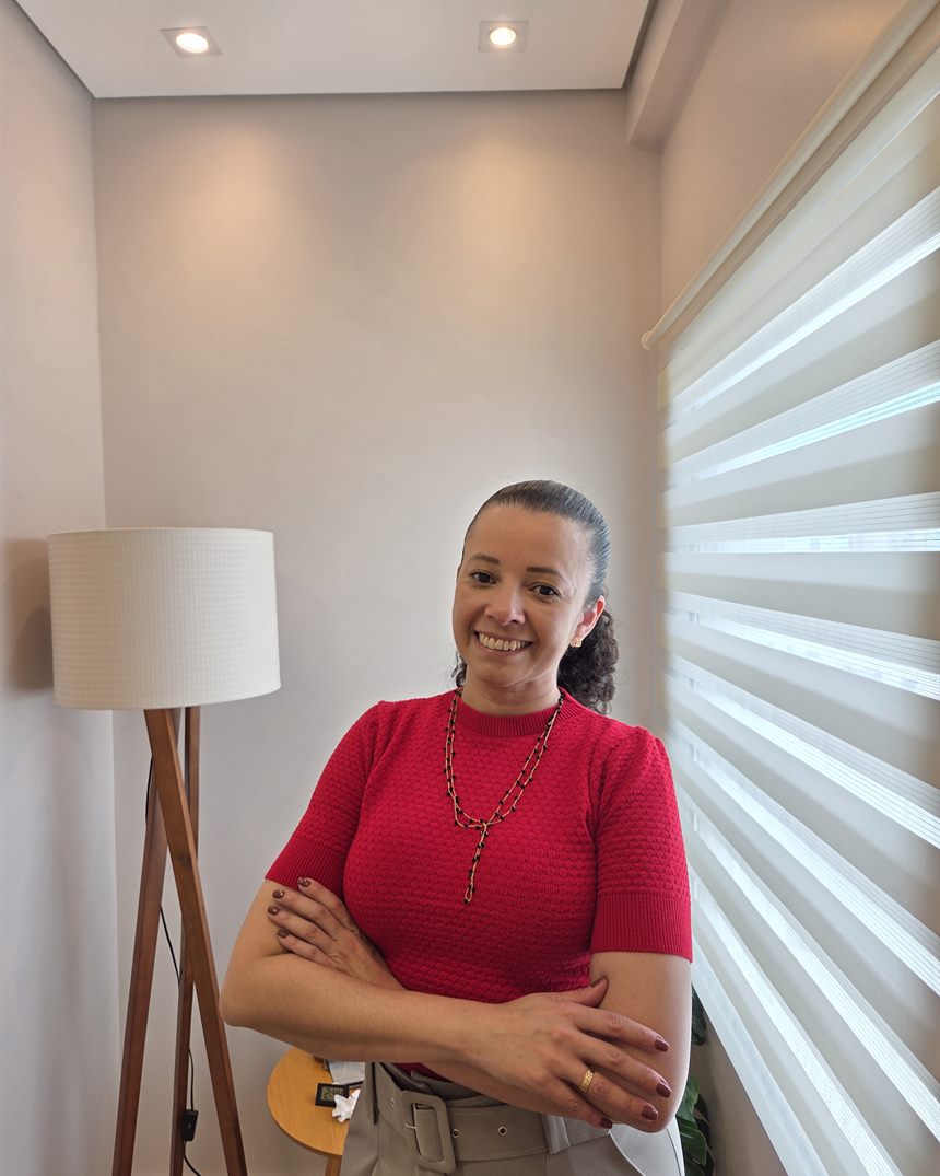 Liliam Oliveira em pé no consultório